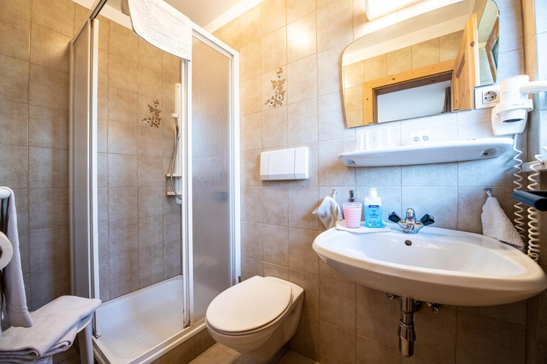 Bathroom, Gasthof Bauhof, Bolzano