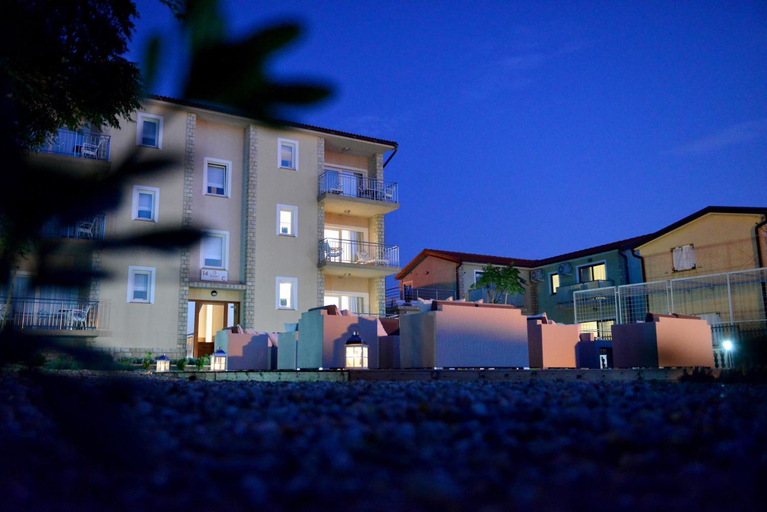 Public Area, Sunset Apartments, Vir