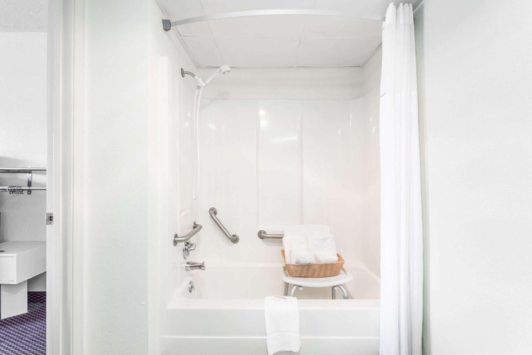Bathroom 2, Hamilton Inn Jonesville I-77, Yadkin