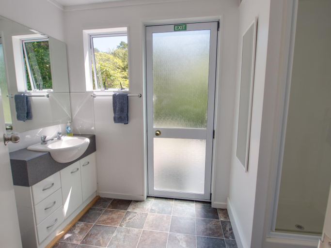Bathroom 2, Anakiwa 401, Marlborough