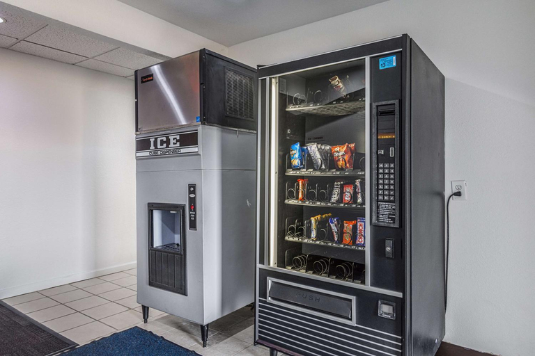 Food & Drinks, Motel 6 McAlester, OK, Pittsburg
