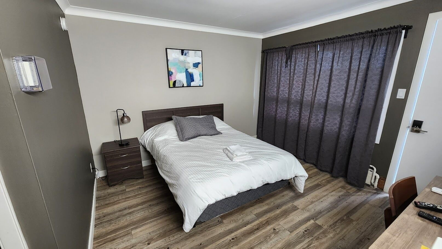 Bedroom 3, Norman Bay Inn, Kenora