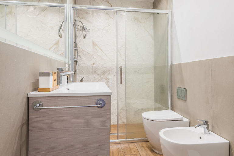 Bathroom 3, La Perla del Duomo by Wonderful Italy, Catania