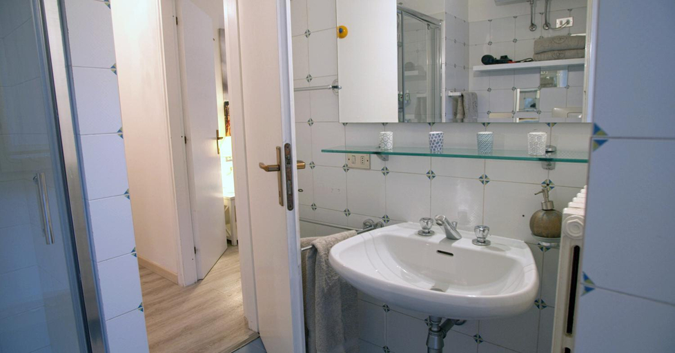Bathroom 2, Divina Vita Apartments, Lecco