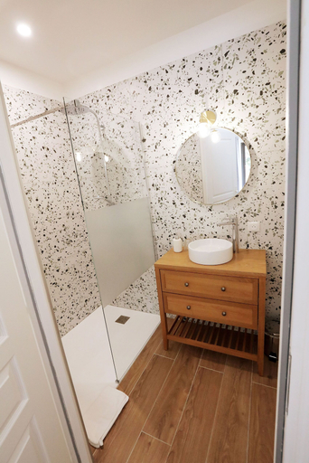 Bathroom 5, Pierres Blanches, Loire-Atlantique