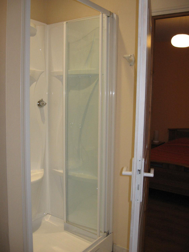 Bathroom 2, Chez Robert et Catherine, Jura
