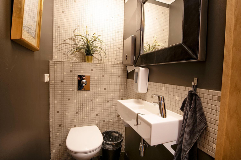 Bathroom 4, B14 Hostel, Reykjavík