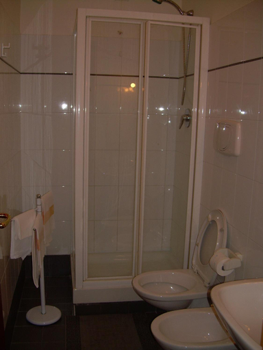 Bathroom 4, Albergo Roma, Matera