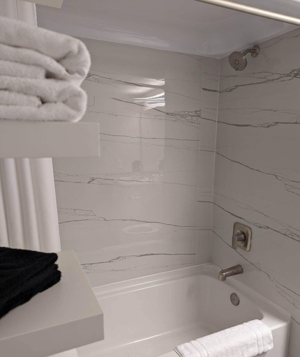 Bathroom, Harbor Inn, New Hanover