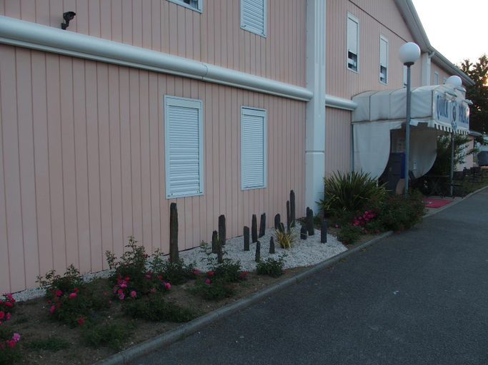 Exterior & Views