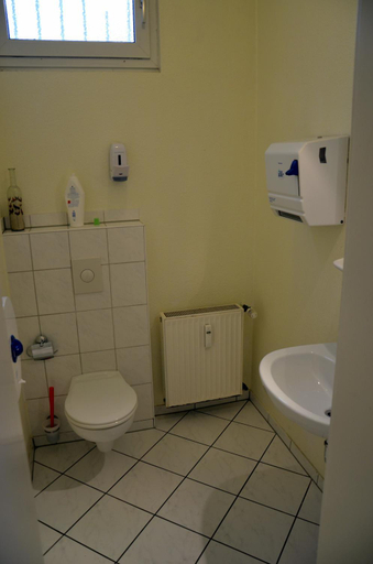 Bathroom 3, Backpackers Düsseldorf - Self Check-in, Düsseldorf