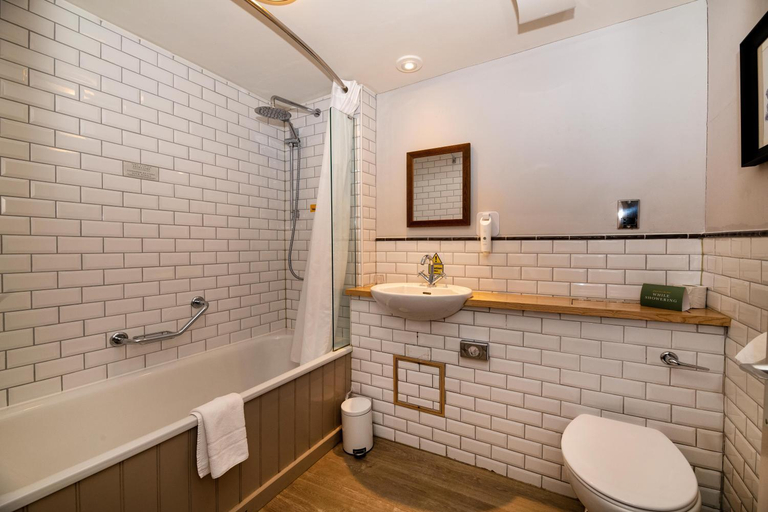 Bathroom 4, The Greswolde Arms Hotel by Good Night Inns, Solihull
