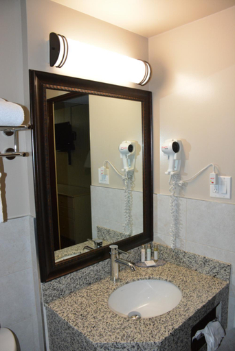 Bathroom 4, Travelodge by Wyndham Lethbridge, Division No. 2