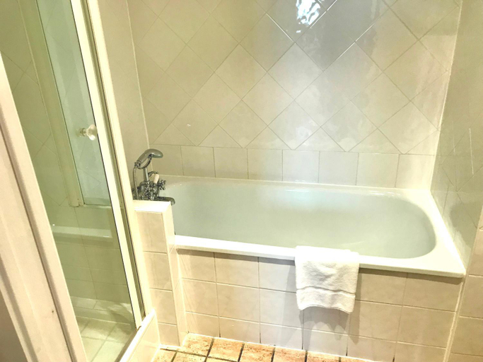 Bathroom 5, Avignon Grand Hotel, Vaucluse