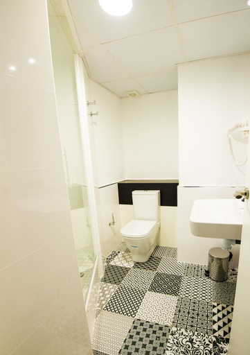 Bathroom 2, Aslyp 114 Bed and Breakfast, Barcelona