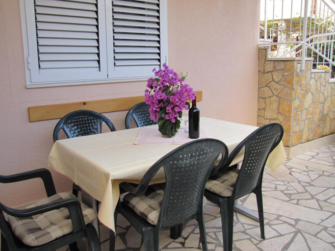 Food & Drinks 5, Apartments Skarpa 1601, Rogoznica