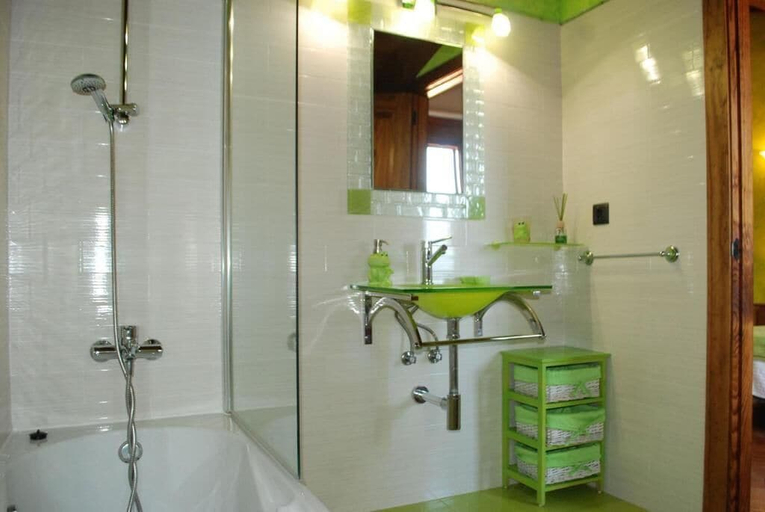 Bathroom 3, posada la fabula, Cantabria