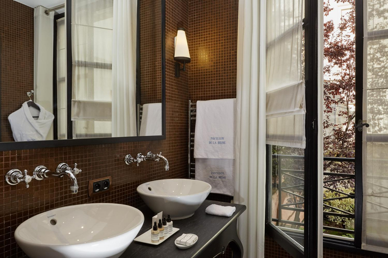 Bathroom 4, Le Pavillon de la Reine Hotel, Paris