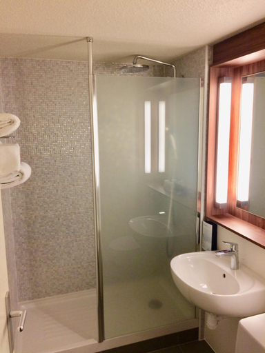 Bathroom 5, Campanile Plaisir, Yvelines