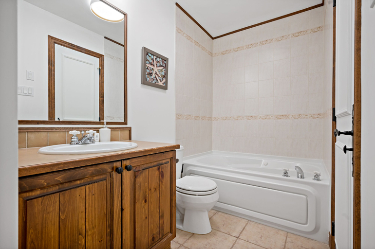 Bathroom 3, Algonquin by RVMT, Les Laurentides