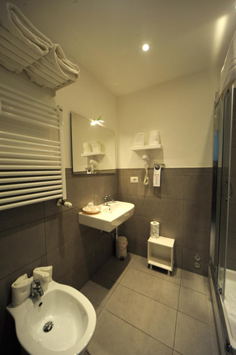 Bathroom 5, OneTime Roma, Rome