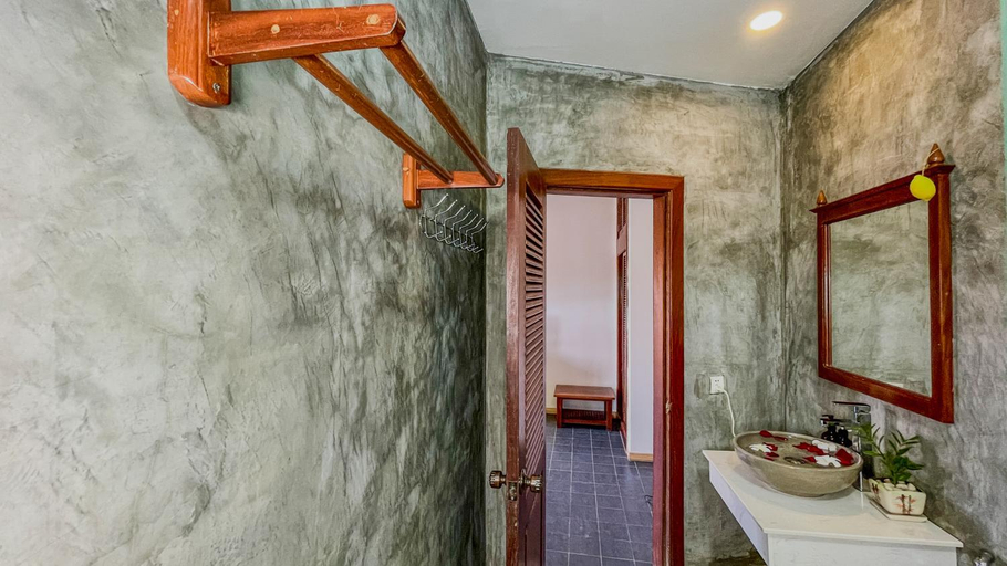 Bathroom 4, Amiral Hotel, Siem Reap
