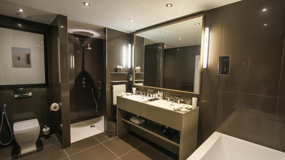 Bathroom 5, Domaine de Manville Hotel, Bouches-du-Rhône