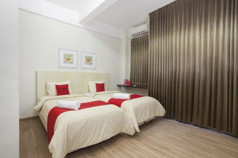 RedDoorz Plus @ Riverside Malang - Tap to explore photos