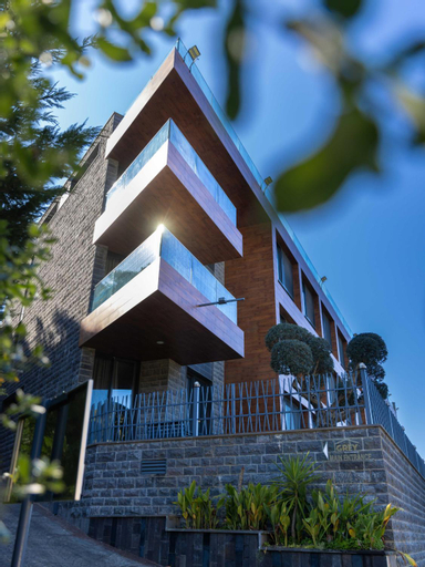 Grey escape apartments, Koura