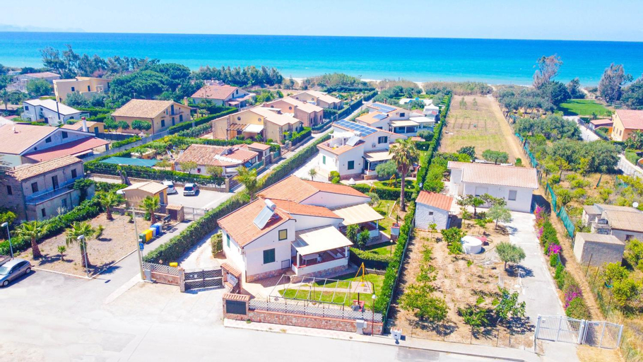 Case Vacanze Mare Nostrum - Villas in front of the Beach with Pool, Palermo