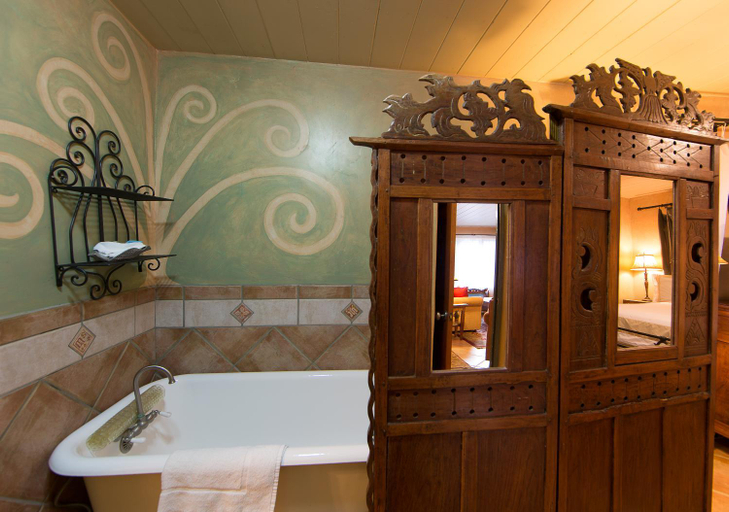 Bathroom 5, The Emerald Iguana Inn, Ventura