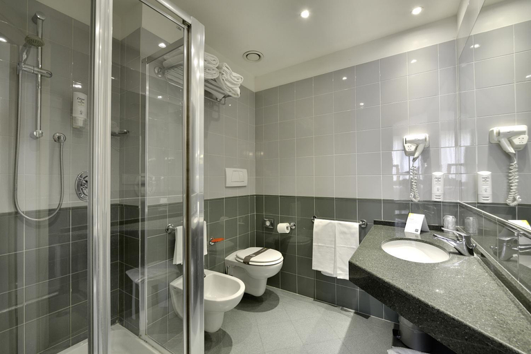 Bathroom 5, Hotel La Meridiana, Perugia