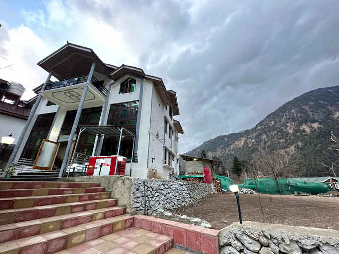 Exterior & Views