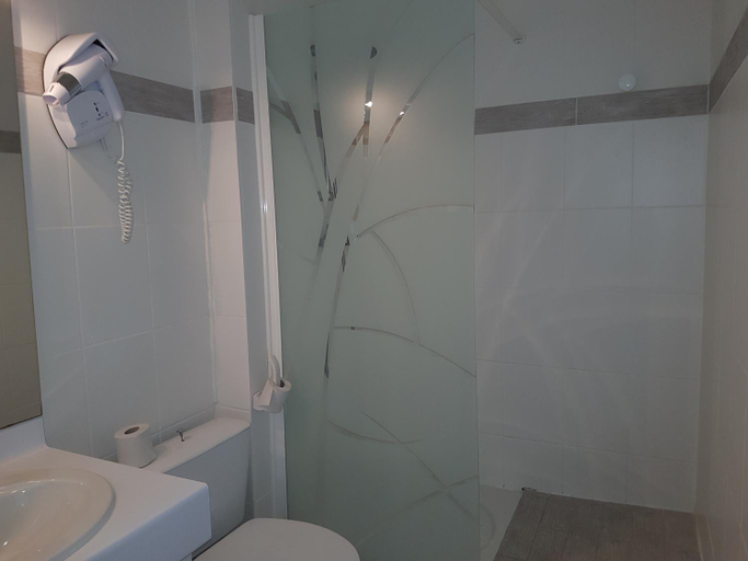 Bathroom 3, Hotel Restaurant Les Bruyeres, Gironde