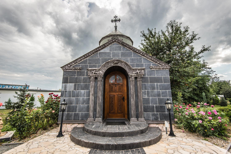 Exterior & Views