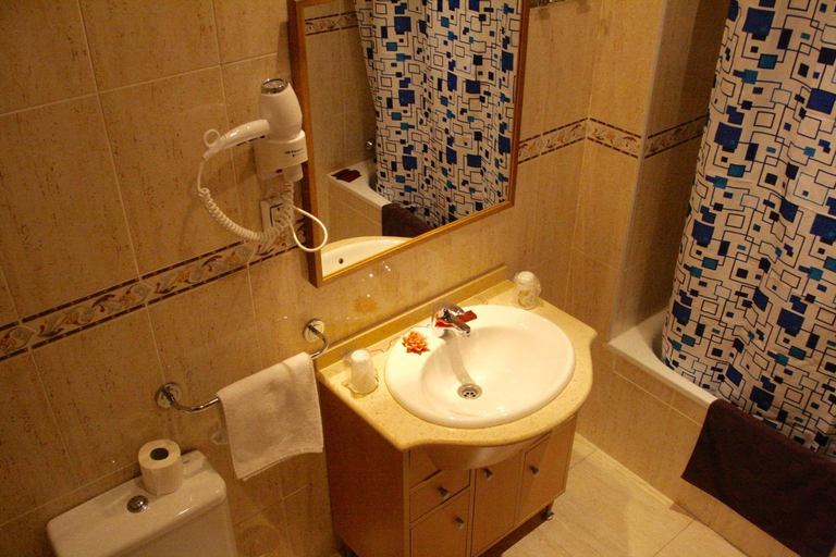 Bathroom, Hotel Godofredo, Toledo