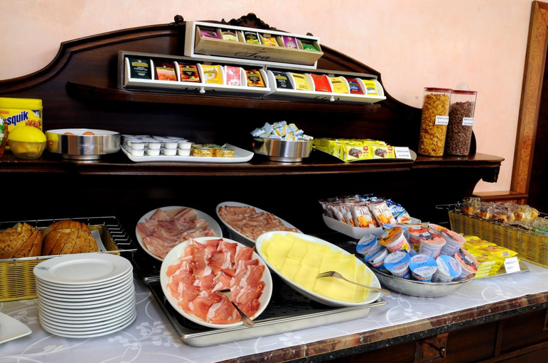 Food & Drinks 2, Hotel Button, Parma