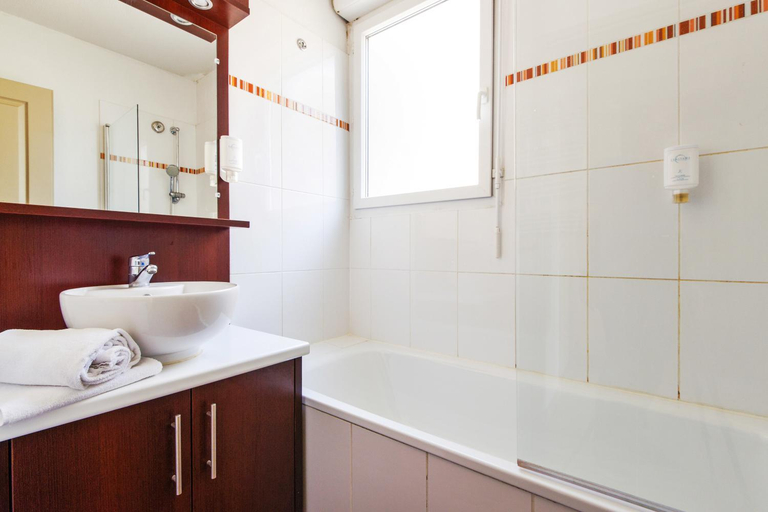 Bathroom 4, Comfort Aparthotel Six-Fours, Var