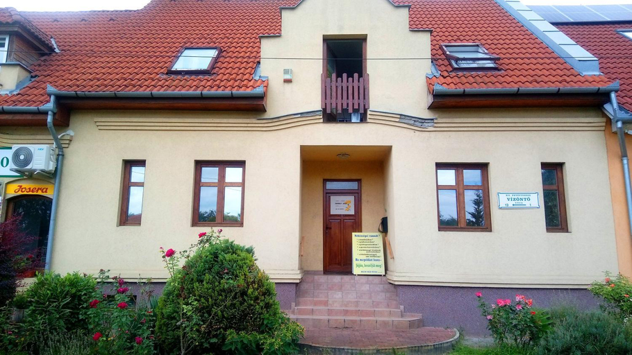 Others 4, Highway House, Kecskemét