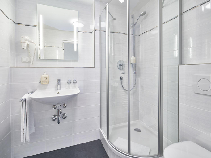 Bathroom 3, Hotel Alfa Zentrum, München