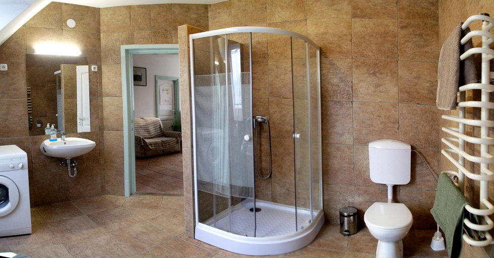 Bathroom, Highway House, Kecskemét