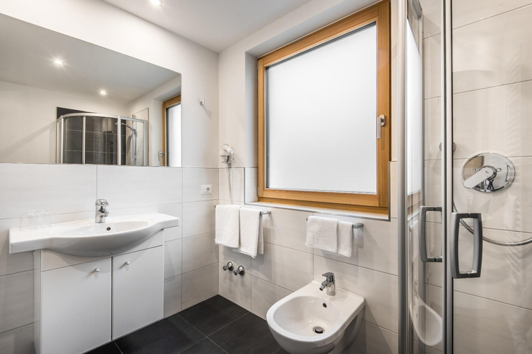 Bathroom 2, Garni Larix, Bolzano