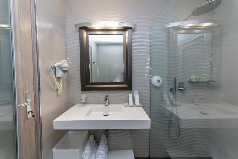 Bathroom 4, Demi Hotel, Sarandës