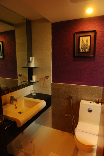 Bathroom 3, Biverah Hotel & Suites, Thiruvananthapuram