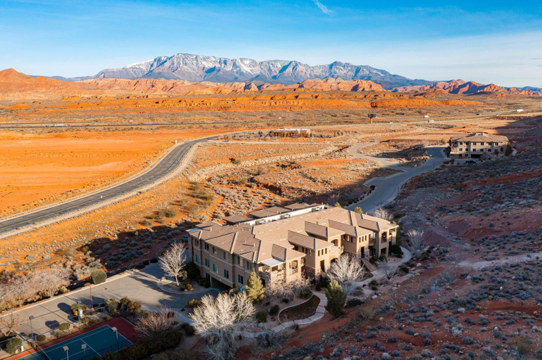Exterior & Views