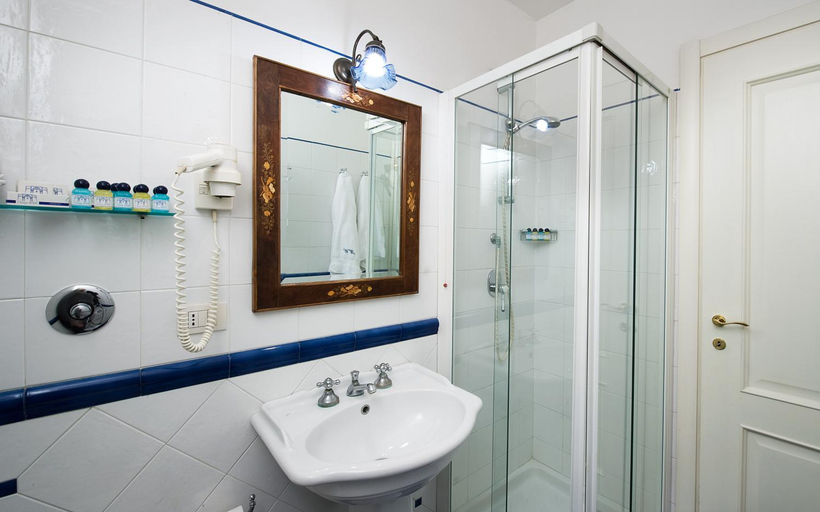 Bathroom 4, Chiaja Hotel de Charme, Napoli