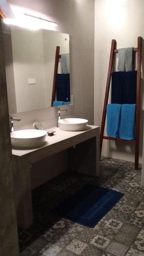 Bathroom 3, Rockside Cabanas Hotel, Habaraduwa