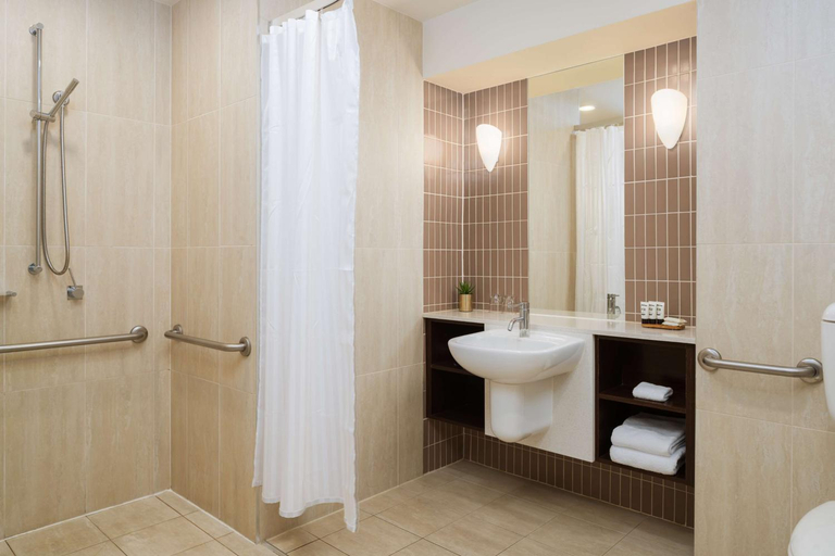 Bathroom, Rydges Campbelltown, Campbelltown - South