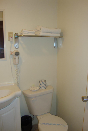 Bedroom 4, Royal Napanee Inn, Lennox and Addington