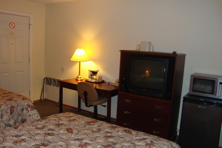 Bedroom 2, Royal Napanee Inn, Lennox and Addington